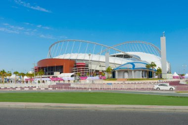 Doha, Katar - 24 Kasım 2019: 24 Kasım 2019 tarihinde Katar 'ın Doha kentinde Halife Ulusal Stadyumunun mavi gökyüzüne girişi.