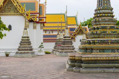Bangkok, Tayland 'daki Wat Pho tapınağının mozaik fayanslarının yakın görüntüsü.