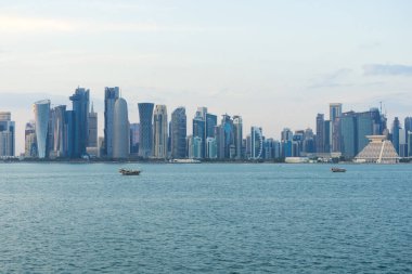 Doha, Katar - 22 Kasım 2019: 22 Kasım 2019 'da Katar' ın Doha kentinde modern gökdelenlerin ve körfezin manzarası