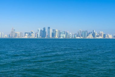 Doha, Katar - 22 Kasım 2019: Doha, Katar 'da modern gökdelenlerin fütüristik şehir silueti 22 Kasım 2019.