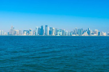 Doha, Katar - 22 Kasım 2019: Doha, Katar 'da modern gökdelenlerin fütüristik şehir silueti 22 Kasım 2019.