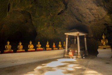 Phetchaburi, Tayland - 11 Kasım 2018: Phetchaburi, Tayland 'daki Khao Luang Mağarası içindeki altın Buda' lar