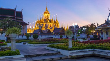 Bangkok, Tayland - 1 Kasım 2019 Loha Prasat, 1 Kasım 2019 'da Tayland' ın Bangkok kentinde akşamüstü Wat Ratchanadda Tapınağı 'nın altın yapraklı kalesi.