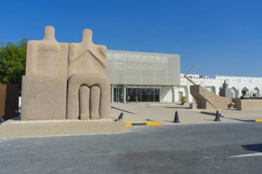 Doha, Katar - 23 Kasım 2019: Doha 'da mavi gökyüzü ile Mathaf Arap Modern Sanatlar Müzesi, 23 Kasım 2019.