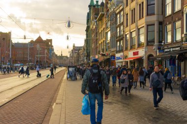Amsterdam, Hollanda - 29 Kasım 2019: Amsterdam Merkez İstasyonu önünde 29 Kasım 2019 'da Amsterdam, Hollanda' da alacakaranlıkta yürüyen kalabalık.