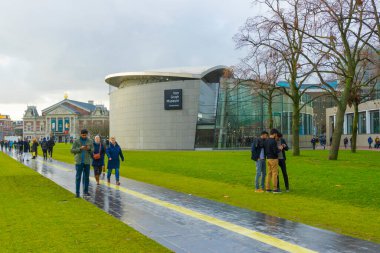 Amsterdam, Hollanda - 29 Kasım 2019: Van Gogh Müzesi ve Hollanda 'daki yeşil park 29 Kasım 2019