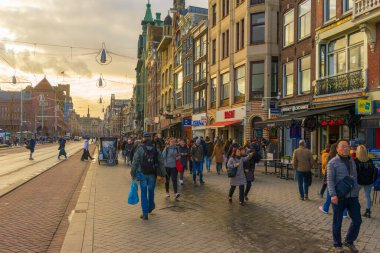 Amsterdam, Hollanda - 29 Kasım 2019: Amsterdam Merkez İstasyonu önünde 29 Kasım 2019 'da Amsterdam, Hollanda' da alacakaranlıkta yürüyen kalabalık.