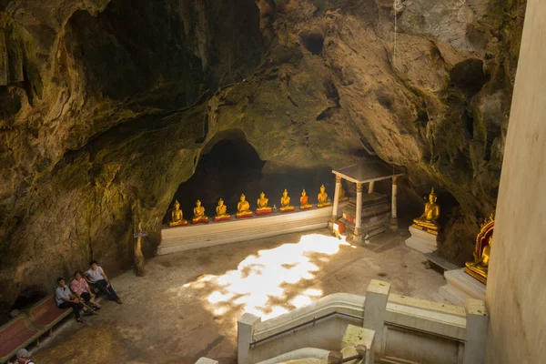 2018年11月11日タイ フェッチャブリ県 フェッチャブリ県のカオルアン洞窟内の黄金の仏像 — ストック写真