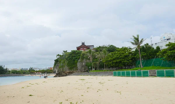 Okinawa Japonia Czerwca 2019 Niezidentyfikowani Ludzie Cieszą Się Pogodą Plaży — Zdjęcie stockowe