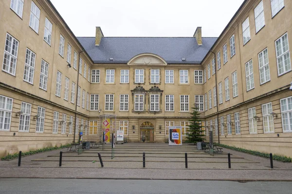 Kopenhag, Danimarka - 26 Kasım 2019: Danimarka Ulusal Müzesi 'nin Kopenhag, Danimarka' daki girişi.