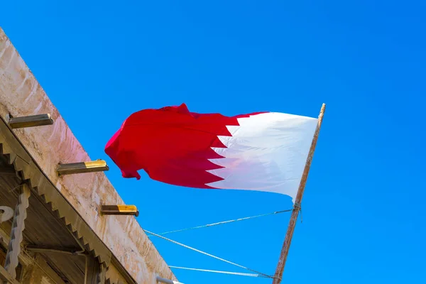 Bandeira Nacional Qatar Mastro Bandeira Frente Céu Azul — Fotografia de Stock