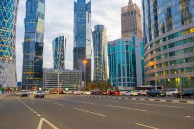 Doha, Katar - 24 Kasım 2019: 24 Kasım 2019 'da Katar' ın Doha kentinde alacakaranlıkta finansal bölgedeki fütürist modern gökdelenler.