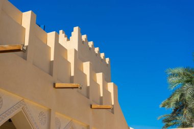 Doha, Katar 'da açık avlusu olan geleneksel Arap mimarisi.