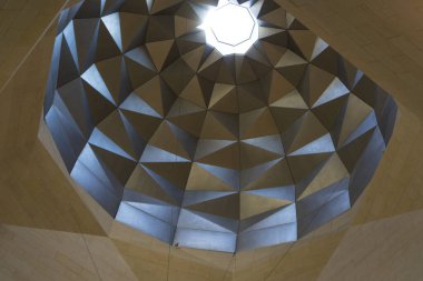 Modern bir binanın içi, düşük açılı tavan manzaralı.