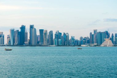 Doha, Katar - 22 Kasım 2019: 22 Kasım 2019 'da Katar' ın Doha kentinde modern gökdelenlerin ve körfezin manzarası