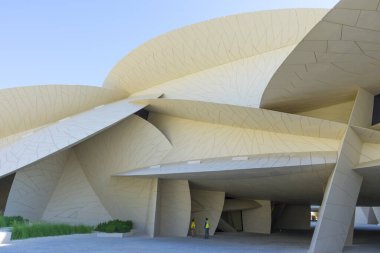 Doha, Katar - 23 Kasım 2019: Katar 'ın Doha kentindeki Katar Ulusal Müzesi' nin güzel bir manzarası. Çöl gülü şeklinde bir müze ve mimar Jean Nouvel tarafından tasarlandı.