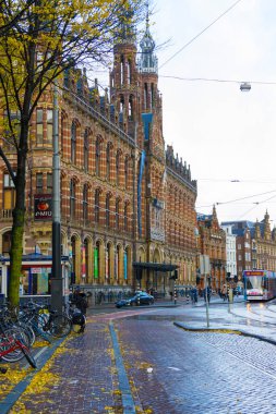 Amsterdam, Hollanda - 29 Kasım 2019: Amsterdam, Hollanda 'daki eski ana postane olan Magna Plaza alışveriş merkezinin güzel mimarisi.