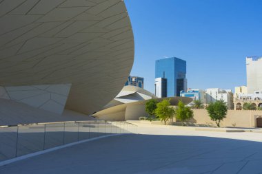 Doha, Katar - 23 Kasım 2019: Doha, Katar 'daki Katar Ulusal Müzesi' nin güzel bir manzarası. Müze çöl gülü şeklindedir ve mimar Jean Nouvel tarafından tasarlanmıştır..