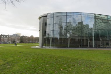 Amsterdam, Hollanda - 29 Kasım 2019: Van Gogh Müzesi ve Hollanda 'daki yeşil park 29 Kasım 2019