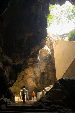 Phetchaburi, Tayland - 11 Kasım 2018: Phetchaburi, Tayland 'daki Khao Luang Mağarası' nda yürüyen insanların siluetleri 11 Kasım 2018.