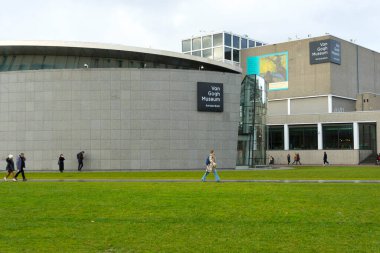 Amsterdam, Hollanda - 29 Kasım 2019: Van Gogh Müzesi ve Hollanda 'daki yeşil park 29 Kasım 2019