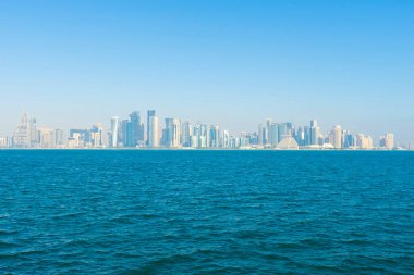 Doha, Katar - 22 Kasım 2019: Doha, Katar 'daki modern gökdelenler ve batı körfezi manzarası