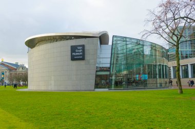Amsterdam, Hollanda - 29 Kasım 2019: Van Gogh Müzesi ve Hollanda 'daki yeşil park 29 Kasım 2019