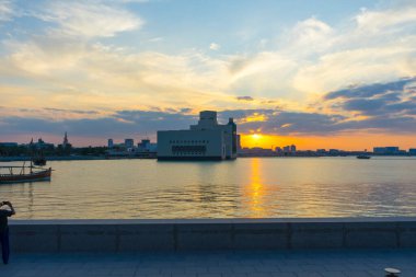 Doha, Katar - 24 Kasım 2019: Doha, Katar 'da Doha Körfezi boyunca uzanan İslam Sanatları Müzesi (MIA) 24 Kasım 2019.