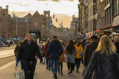 Amsterdam, Hollanda - 29 Kasım 2019: Amsterdam Merkez İstasyonu önünde 29 Kasım 2019 'da Amsterdam, Hollanda' da alacakaranlıkta yürüyen kalabalık.