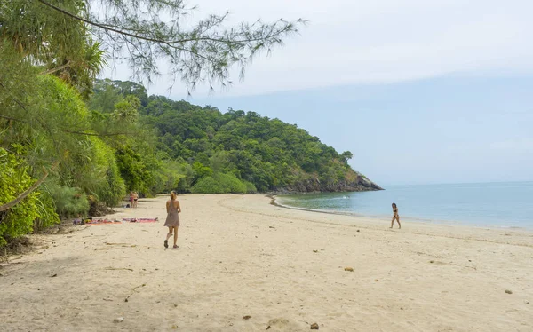 Persone Che Camminano Sulla Spiaggia Del Mare — Foto Stock