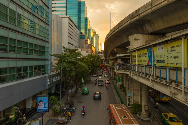 Bangkok Tajlandia Października 2019 Ruch Uliczny Skrzyżowaniu Silom Road Rama — Zdjęcie stockowe