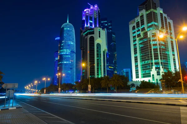 Doha Qatar Nov 2019 Rascacielos Urbanos Nocturnos Doha Qatar Nov —  Fotos de Stock