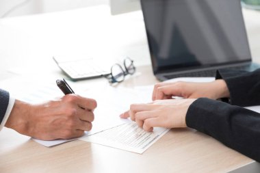 İş kadını sözleşmeye işaret ediyor