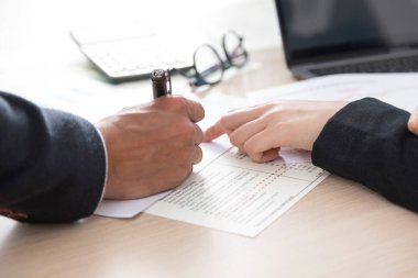 İş kadını sözleşmeye işaret ediyor