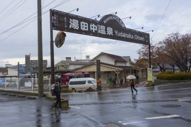 Nagano, Japonya - 16 Aralık 2019: Japonya 'nın Nagano şehrinde kış mevsiminde Yudanaka şehrinin manzara manzarası