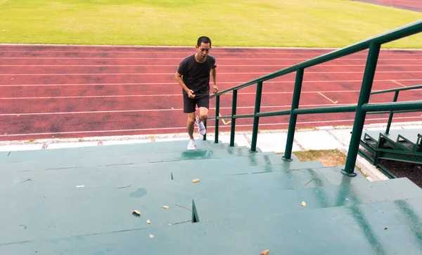 Joven Asiático Hombre Corriendo Arriba Estadio Fondo — Foto de Stock