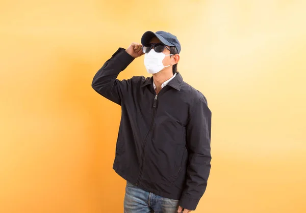 Joven Asiático Hombre Usando Médico Máscara Amarillo Fondo — Foto de Stock