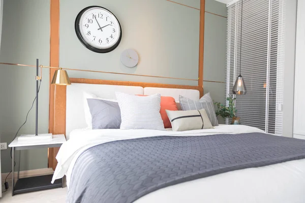 Interior Bergaya Dari Kamar Tidur Modern Dengan Jam Dinding — Stok Foto