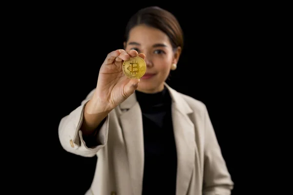 Schöne Asiatische Frau Hält Gold Bitcoin Stand Auf Schwarzem Hintergrund — Stockfoto