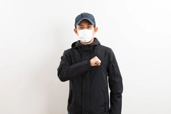 Ung Stilig Man Bär Ansiktsmask Vit Isolerad Bakgrund — Stockfoto
