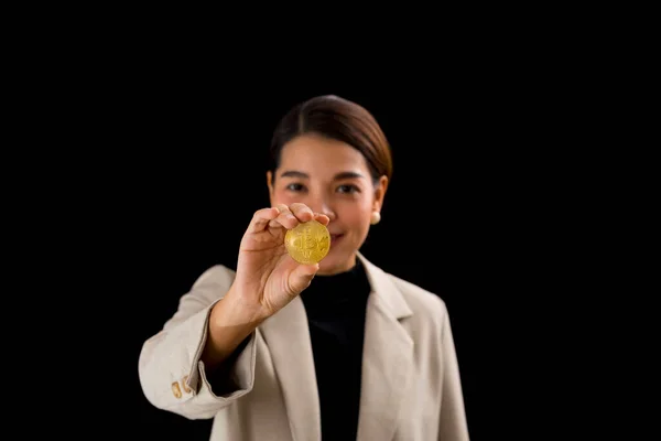 Bela Ásia Mulher Segurando Ouro Bitcoin Stand Preto Fundo Criptomoeda — Fotografia de Stock