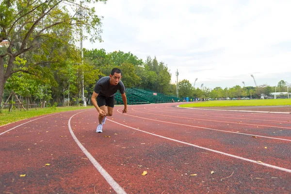 Joven Asiático Hombre Atleta Corriendo Entrenamiento Pista Atletismo — Foto de Stock