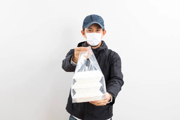 Ασιάτης Ντελιβεράς Προστατευτική Μάσκα Που Κρατάει Κουτί Φαγητού Πάνω Από — Φωτογραφία Αρχείου