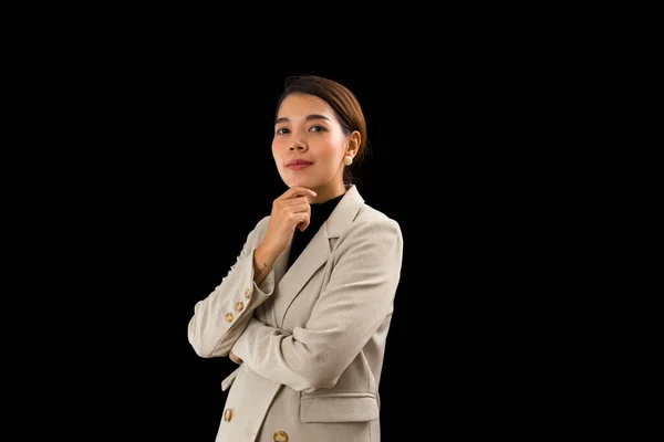 Asiatische Geschäftsfrau Mit Braunem Anzug Steht Selbstbewusst Auf Schwarzem Hintergrund — Stockfoto