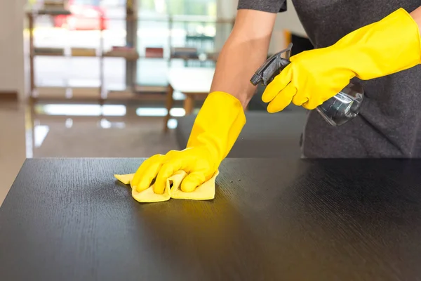 Oberflächen Mit Desinfektionsspray Mit Handtuch Und Handschuhen Reinigen Covid Prävention — Stockfoto