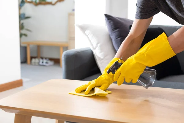 Oberflächen Mit Desinfektionsspray Mit Handtuch Und Handschuhen Reinigen Covid Prävention — Stockfoto