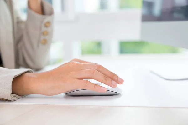 Nahaufnahme Der Hand Einer Frau Mit Maus Und Computer Hause — Stockfoto