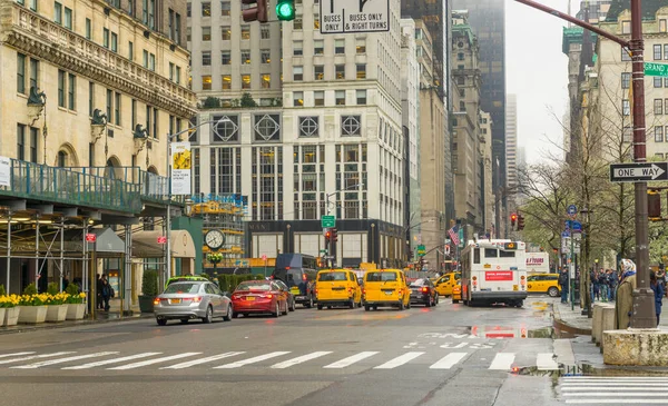 Pessoas Carros Rua Cidade Com Arquitetura Urbana — Fotografia de Stock