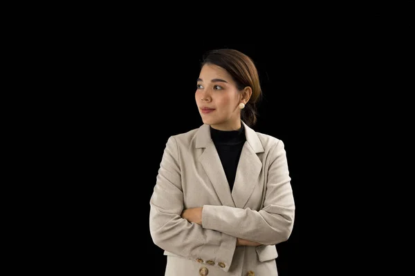 Asiatische Geschäftsfrau Mit Braunem Anzug Steht Selbstbewusst Auf Schwarzem Hintergrund — Stockfoto