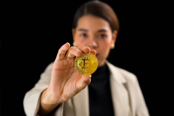 Bela Ásia Mulher Segurando Ouro Bitcoin Stand Preto Fundo Criptomoeda — Fotografia de Stock